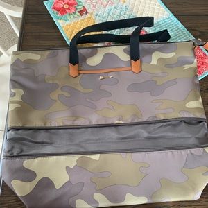 Stella and Dot day tripper camo tote
